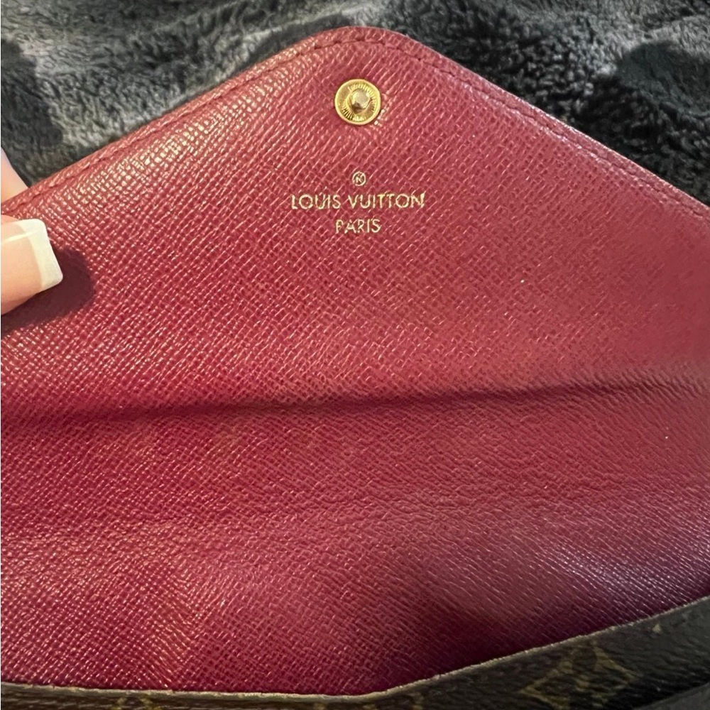 Louis Vuitton wallet. - Picture 2 of 5